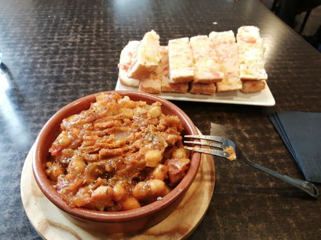 Photo of the dish “Chorizo Vegano Con Garbanzos”