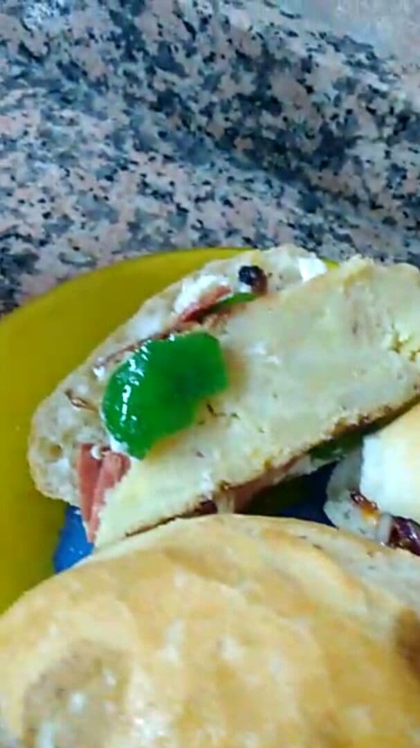 菜肴“Montadito de tortilla con bacon”的照片