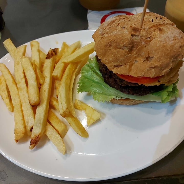 photo of Loving Hut Doble Loving burger. Pan integral con semillas + Doble medallón de soja texturizada, lechuga, tomate, queso, cebolla, pepino, papas fritas + bebida. shared by @pucky on  14 Apr 2021 - review