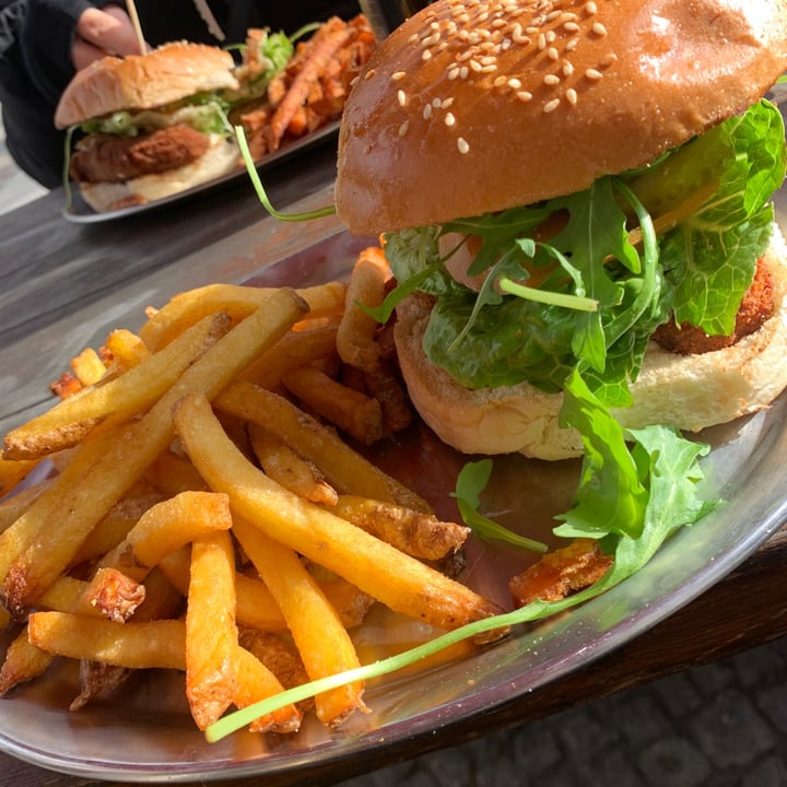 photo of Lia's Kitchen - 100% Vegan Chicken Cheeseburger shared by @santiagoromo on  19 May 2021 - review
