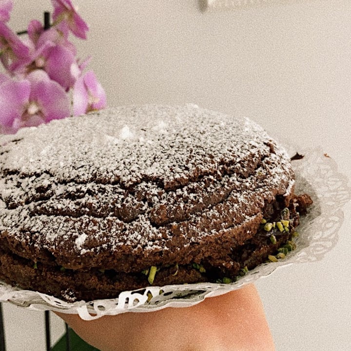 photo of Il Melograno Pasta Fresca e Gastronomia torta al cioccolato con crema e pistacchi shared by @veganlove96 on  25 May 2022 - review