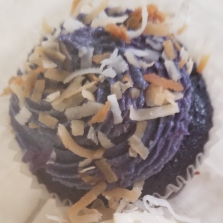 photo of Sipz Vegetarian Fuzion Cafe Ube Cupcake shared by @catladymeowmeow on  12 Sep 2021 - review