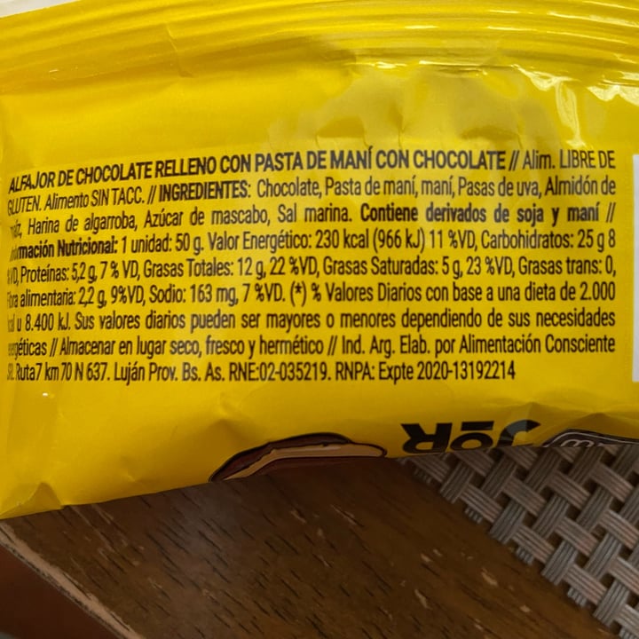photo of Nutri Raw Alfajor de chocolate relleno con pasta de maní shared by @laritaveganita on  10 Aug 2022 - review
