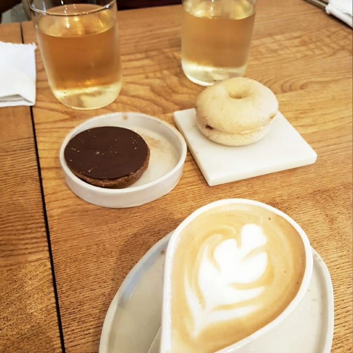 review photo of Manna Porto Vegan Donut and Dark Chocolate Cookie shared by @jegom7 on 08 Sep 2020 - review