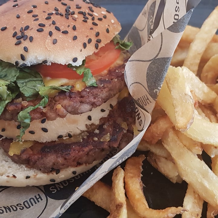 photo of Hudsons The Burger Joint (Bedfordview) The Infinity Burger shared by @lkapelari on  09 Aug 2021 - review