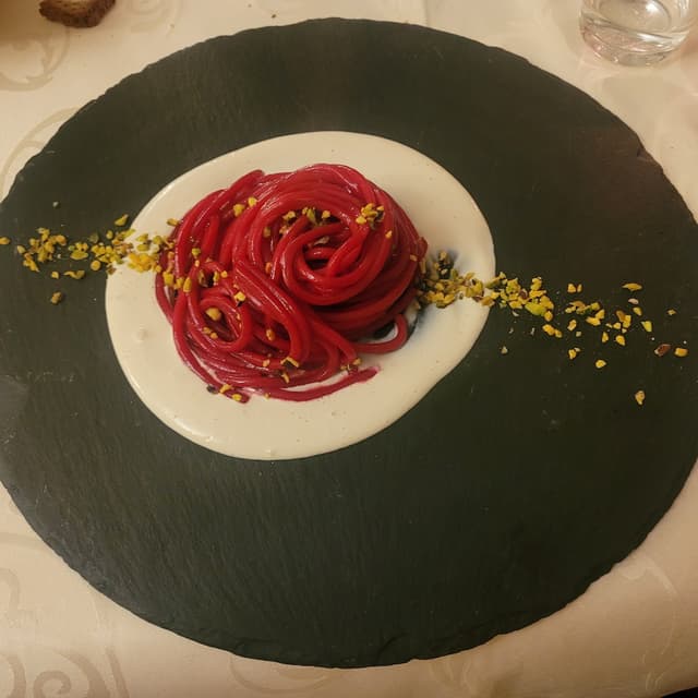 Photo of the dish “Spaghettoni alla barbabietola con crema di anacardi”