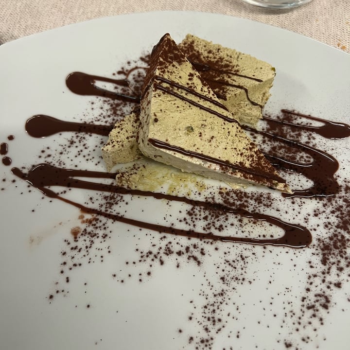 review photo of Hosteria La Corte Semifreddo pistacchio e fondente shared by @cosamangiaeri on 29 Nov 2022 - review