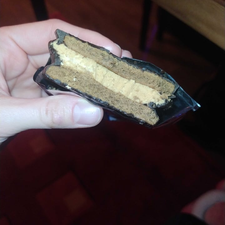review photo of Veggie Break Alfajor Vegano Relleno de Pasta de Mani shared by @viqui17 on 02 Dec 2021 - review