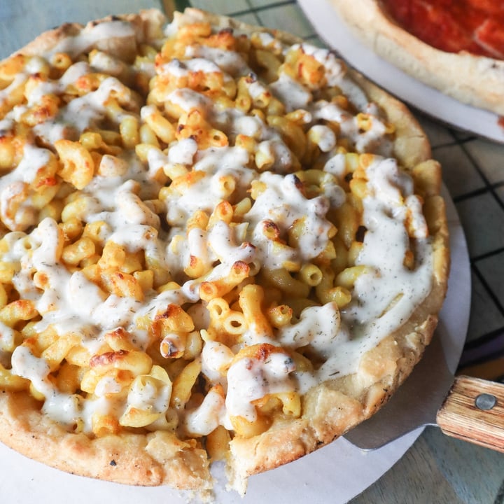 photo of Kitchen 17 Deep Dish Mac & Cheese Pizza shared by @lizmaselli on  16 Sep 2021 - review