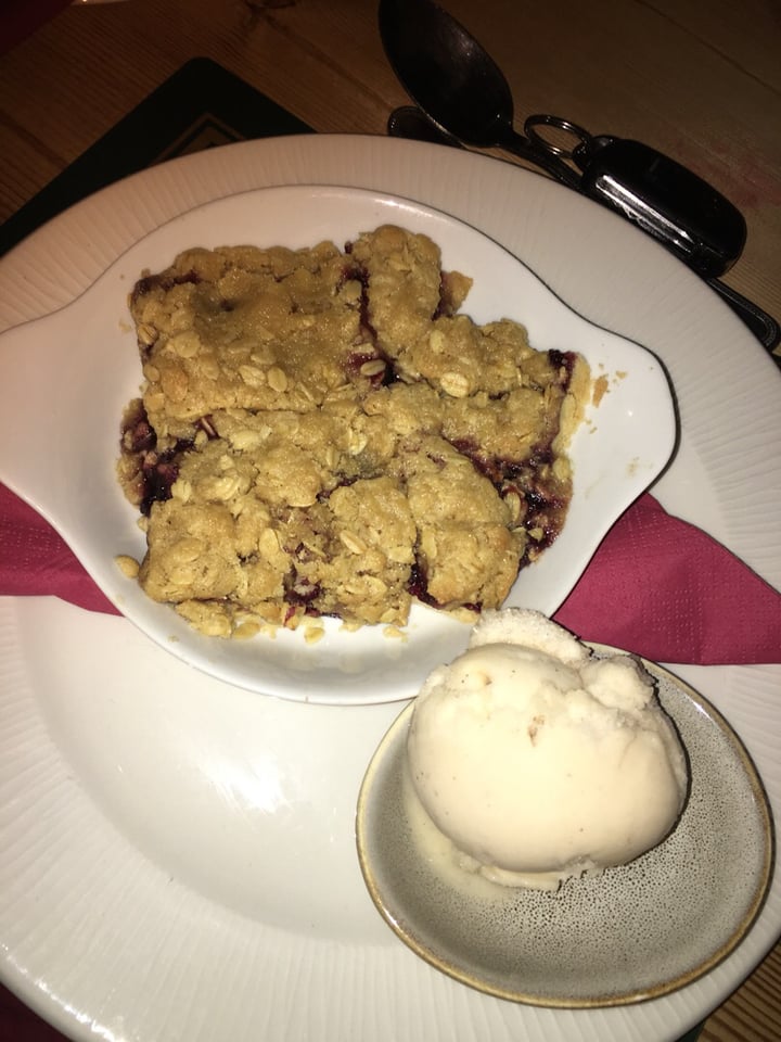 photo of The Sword Inn Hand Apple And Raspberry Vegan Crumble With Ice Cream shared by @everyoneherematters on  23 Nov 2019 - review