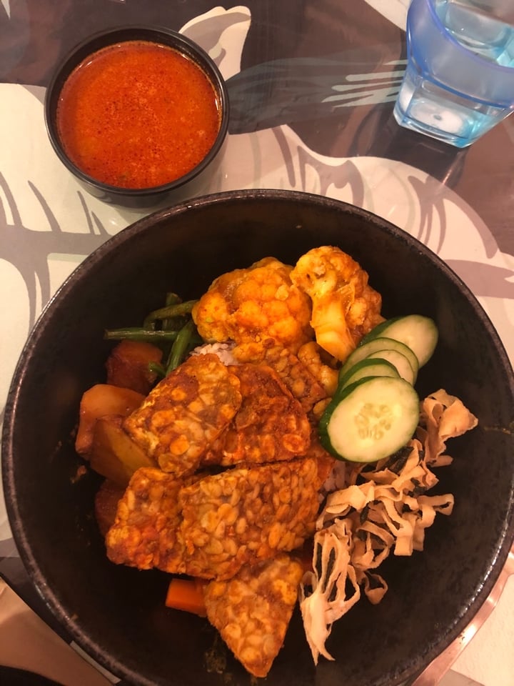 photo of Well Dressed Salad Bar Tempehrature Curry Bowl shared by @cleameyer on  05 Dec 2019 - review