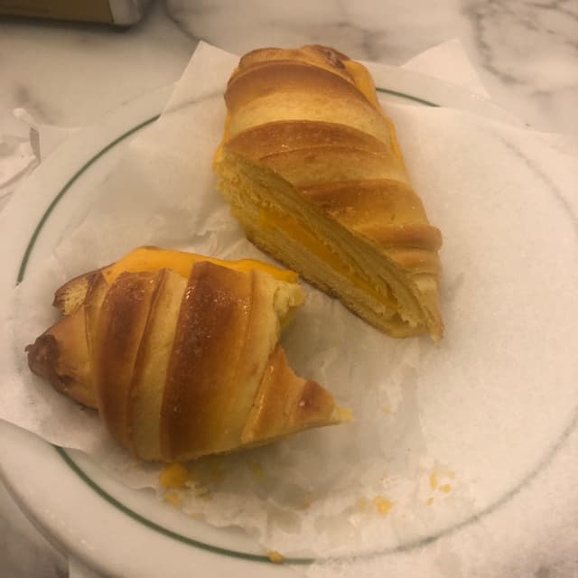 Photo of the dish “croissant com queijo vegan”