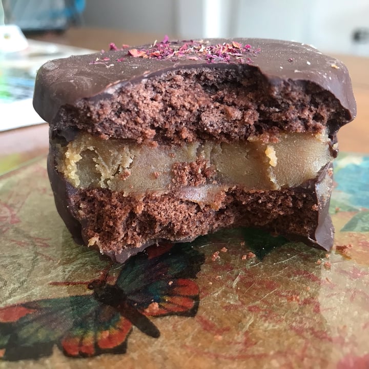 review photo of Vica Plant Based Alfajor De Chocolate Con Dulce De Batata Y Corazón De Frambuesa shared by @ladybiird on 26 Sep 2022 - review