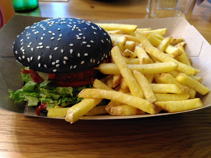 photo of EnVie Vegan The Dark Knight burger shared by @aurele on  21 Feb 2020 - review