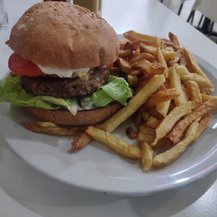 photo of Loving Hut Microcentro Beyond Meat Burger shared by @ladyrubi on  08 Oct 2022 - review