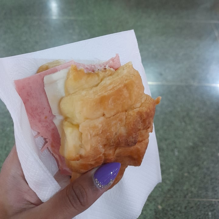review photo of Futuro Veggie - Coffee & Deli Medialuna Rellena De Jamon Y Queso Vegetal shared by @rochisalg on 15 Jun 2022 - review