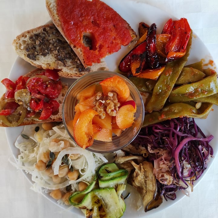 review photo of Una Terrazza in Toscana (Temporarily closed) Vegan platter / Piatto vegano shared by @luciestorrs on 22 Jun 2021 - review
