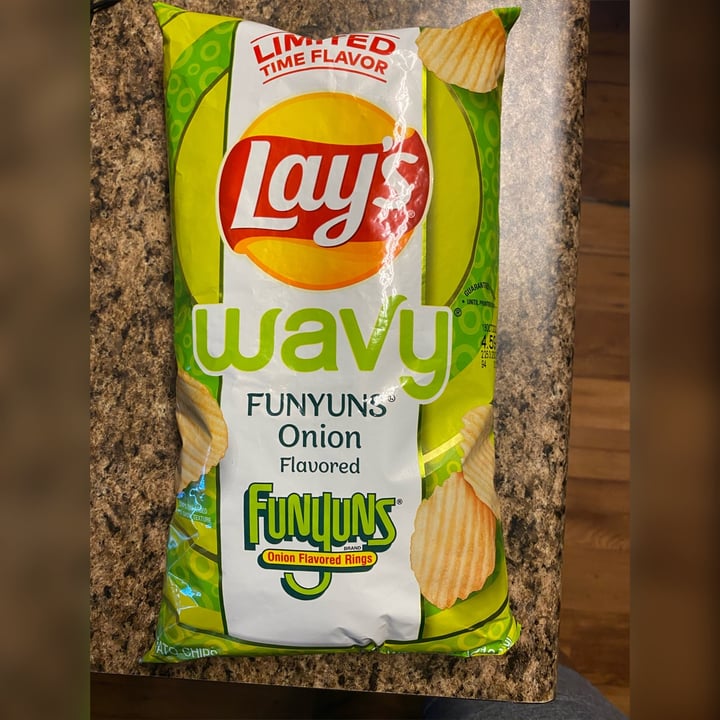 photo of Lay's Wavy Funyuns Onion flavored chips shared by @merelymarlo on  27 Aug 2022 - review