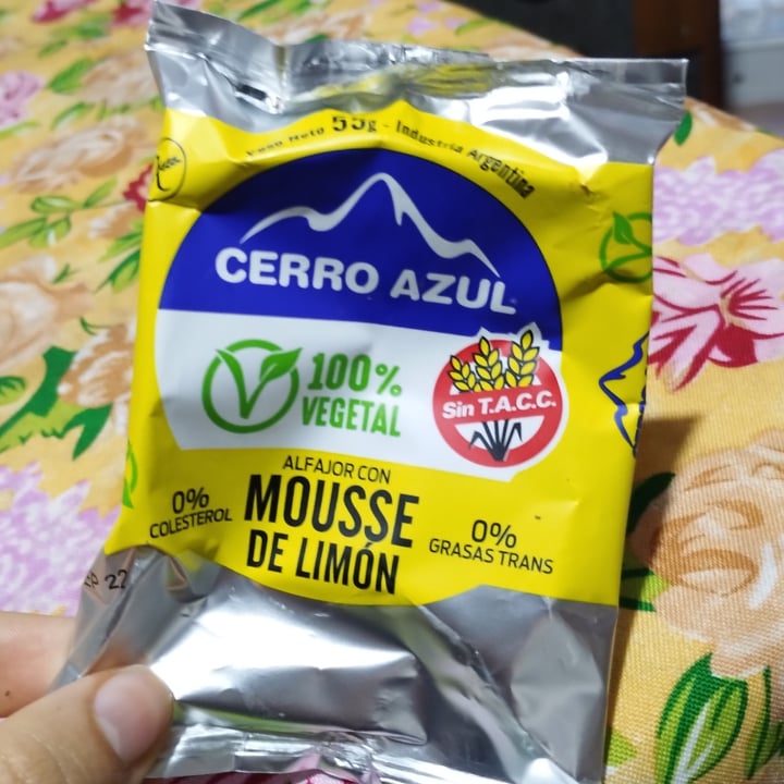 photo of Cerro Azul Alfajor con Mousse de Limón shared by @nazarenamorello on  15 Jul 2022 - review