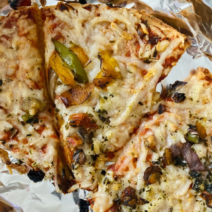photo of Daiya Fire-Roasted Vegetable Pizza shared by @6ixvegan on  23 Jun 2022 - review