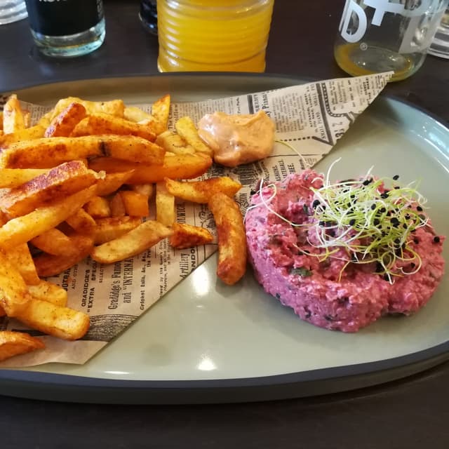 Photo of the dish “Tartare de Tempeh et frites fraiches”