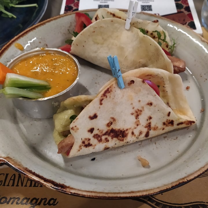 photo of La Mi Mama Tacos della Mi Mama Con Tofu, Guacamole E Pinzimonio Con Gazpacho Di Pomodori Verdi shared by @illa on  26 Aug 2022 - review
