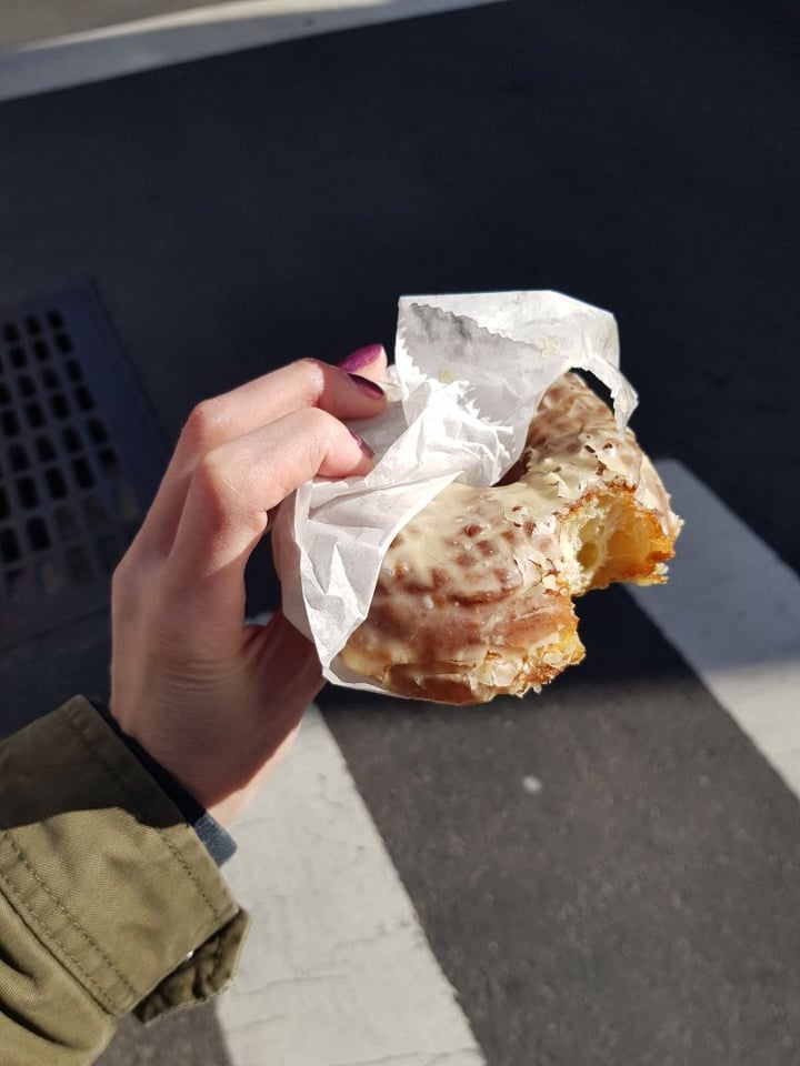 photo of Doughnut Plant Passion Fruit Doughnut shared by @cibjork on  11 Mar 2020 - review
