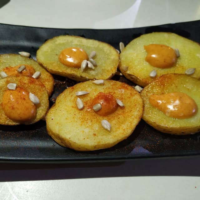 菜肴“Patatas con mojo picón”的照片