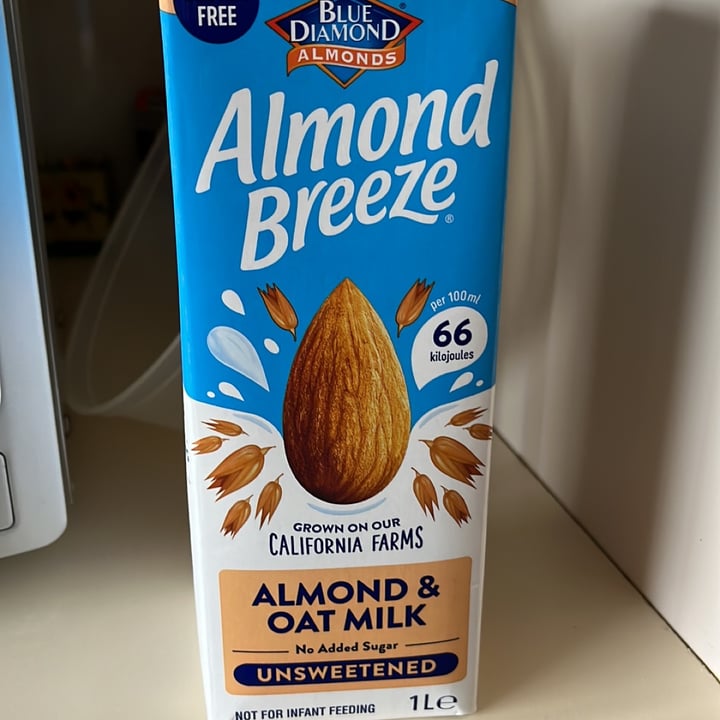photo of Almond Breeze almond and oat milk shared by @mienamoo on  02 Oct 2022 - review