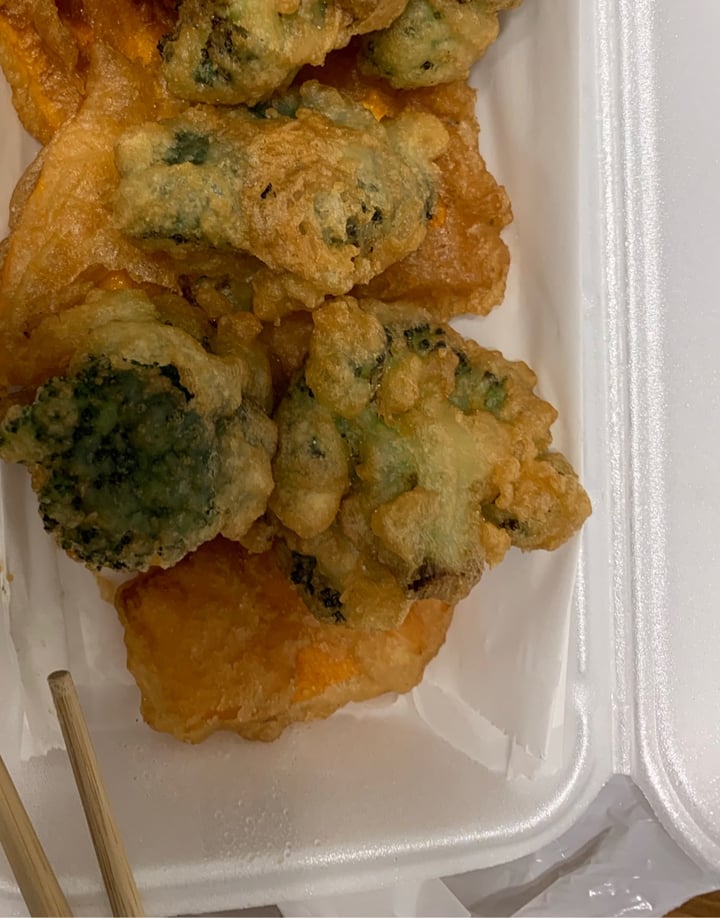 photo of Wei's Noodle House Mushroom, Broccoli, and Sweet Potato Tempura shared by @lilplantedvegan on  05 Oct 2020 - review
