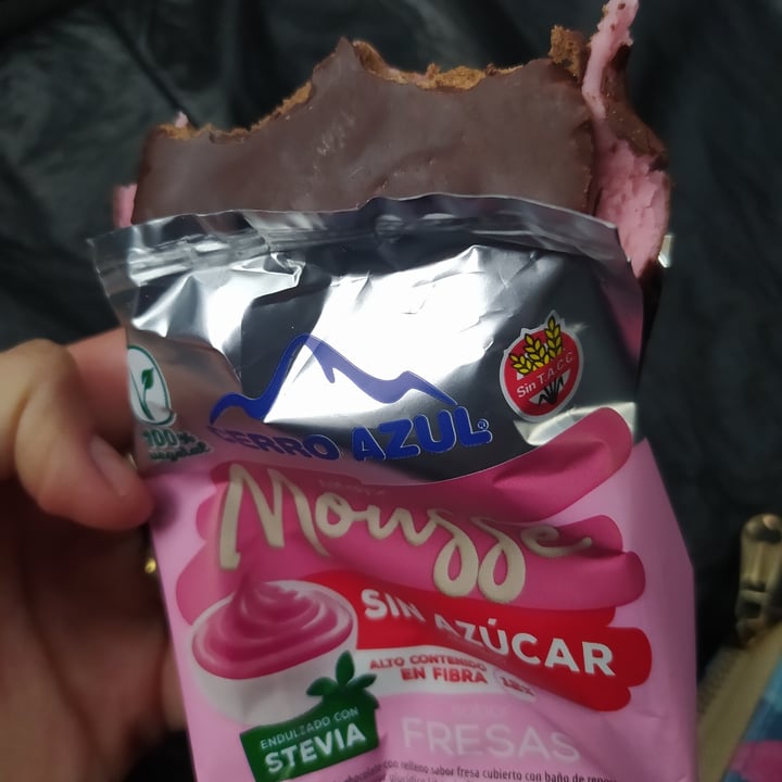 review photo of Cerro Azul Alfajor de Mousse de Fresas shared by @camilaschelotto on 11 Oct 2022 - review