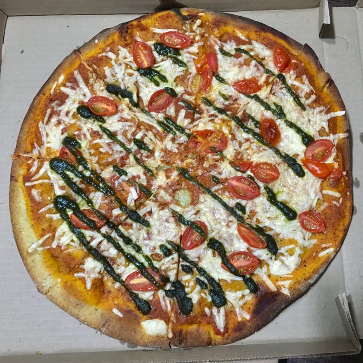 photo of Vegan style Pizza Margarita shared by @marianavalevrg on  03 Jul 2021 - review