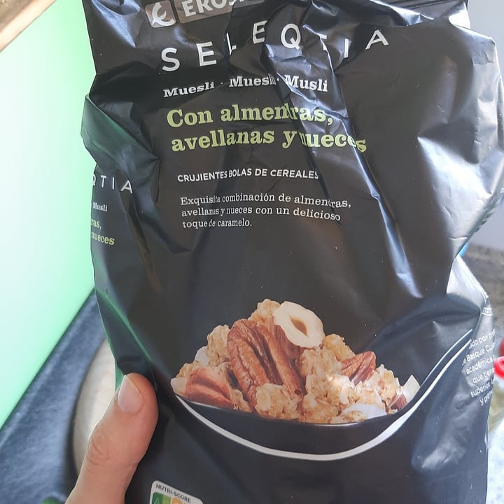 photo of Eroski Muesli Con Almendras, Avellanas Y Nueces shared by @chiaramichelle on  12 Jul 2022 - review