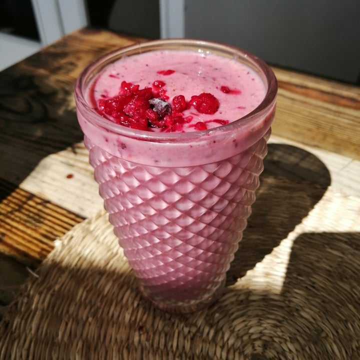 photo of The Kindred Kitchen Berry Smoothie shared by @warrenthevegan on  31 Oct 2021 - review