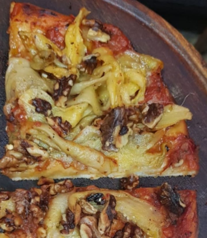 photo of Pizzería Güerrin Pizza de berenjenas, albahaca y nueces shared by @pablo on  02 Aug 2019 - review