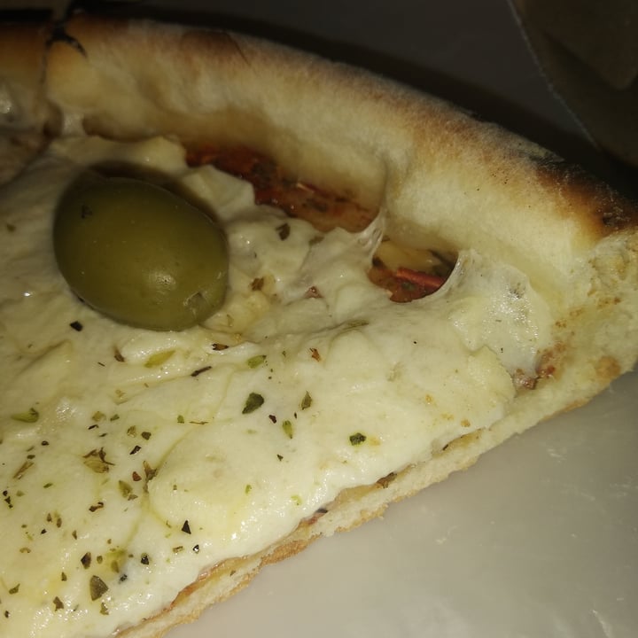 photo of Olivia Pizzas & Empanadas - Quilmes Pizza De Muzzarella Vegana shared by @brenduliiii on  21 Jun 2020 - review