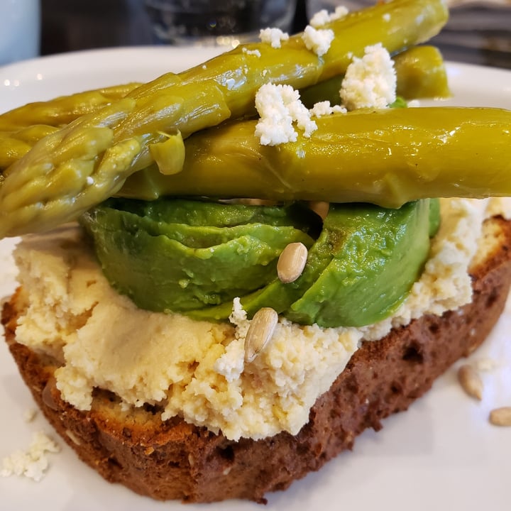 review photo of Freedom Coffee & Bread Tostada Con Hummus shared by @sisisoydelfi on 26 May 2022 - review