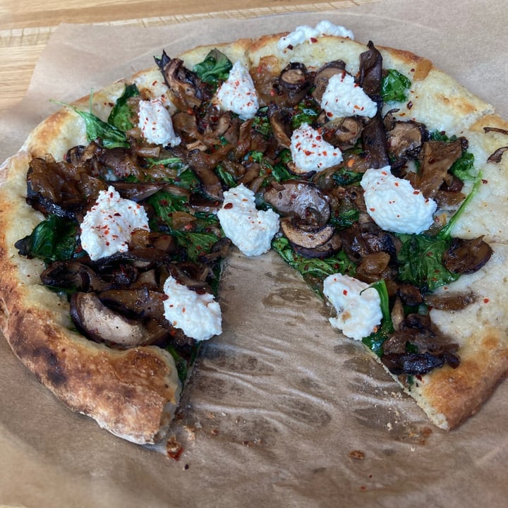 review photo of True Food Kitchen Spinach & Mushroom Pizza shared by @furleyjiffy on 01 Sep 2021 - review