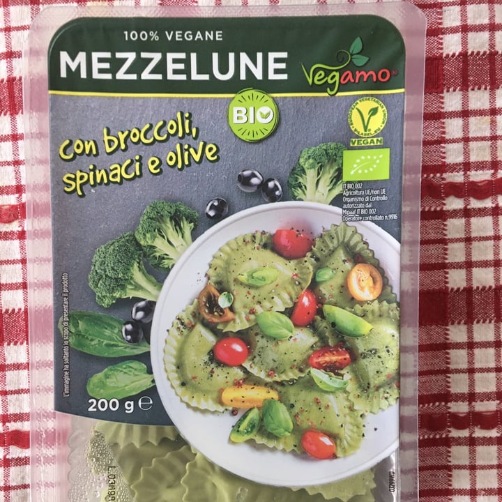 photo of Vegamo Mezzelune broccoli spinaci e olive shared by @elenaninamilli on  07 Jan 2022 - review