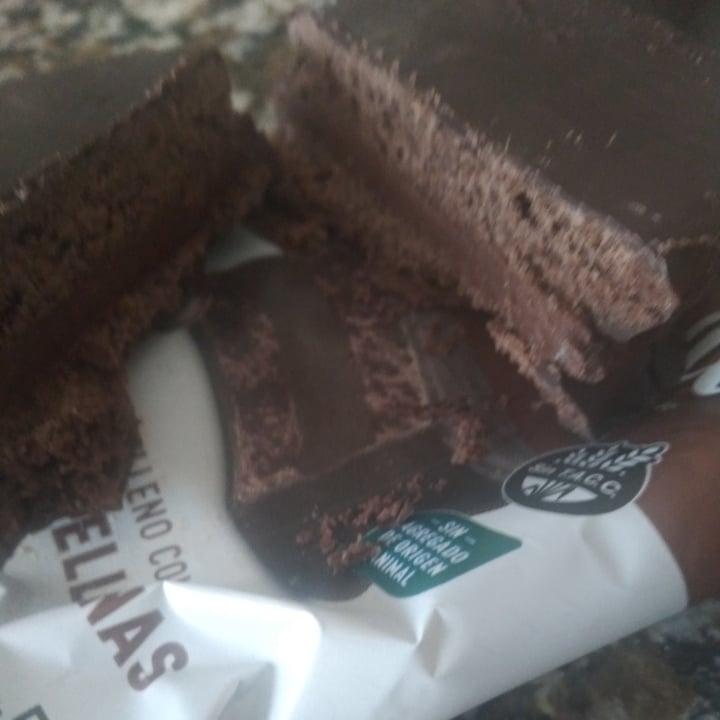 review photo of dantelli Alfajor de chocolate relleno con pasta de Avellanas shared by @morel92 on 30 Oct 2022 - review