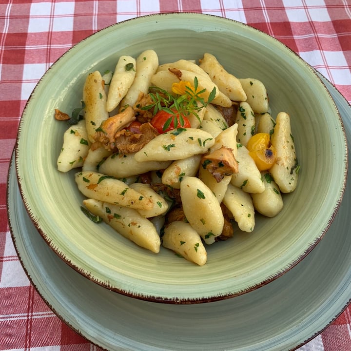 review photo of Stiftskeller Sankt Florian Hausgemachte Gnocchi mit Eierschwammerln, Butter, Salbei und Tomaten shared by @lenmarlene on 12 Sep 2020 - review