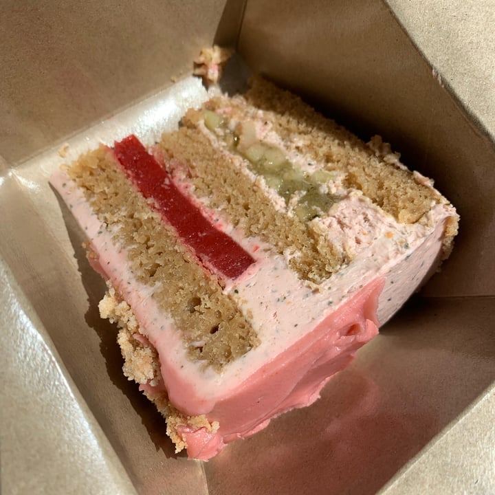 review photo of Green Sushi Strawberry Mojito Cake shared by @green-sushi-mt on 16 Apr 2022 - review