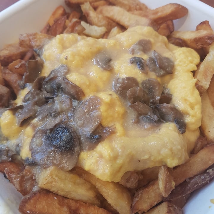 photo of Fresh on Eglinton Poutine shared by @brilliantbarb on  08 Oct 2020 - review
