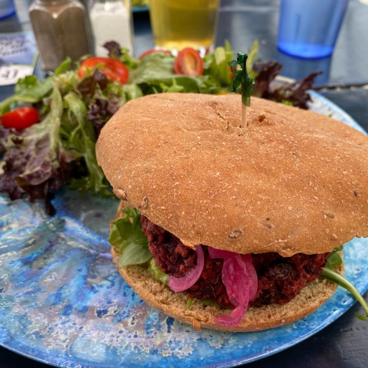 photo of Cafe Le Hibou veggie burger shared by @deenerdot on  14 Jul 2022 - review