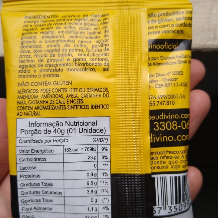 photo of Seu Divino Alfajor branco recheado com creme de chocolate e cobertura sabor chocolate shared by @lauriane on  19 May 2022 - review
