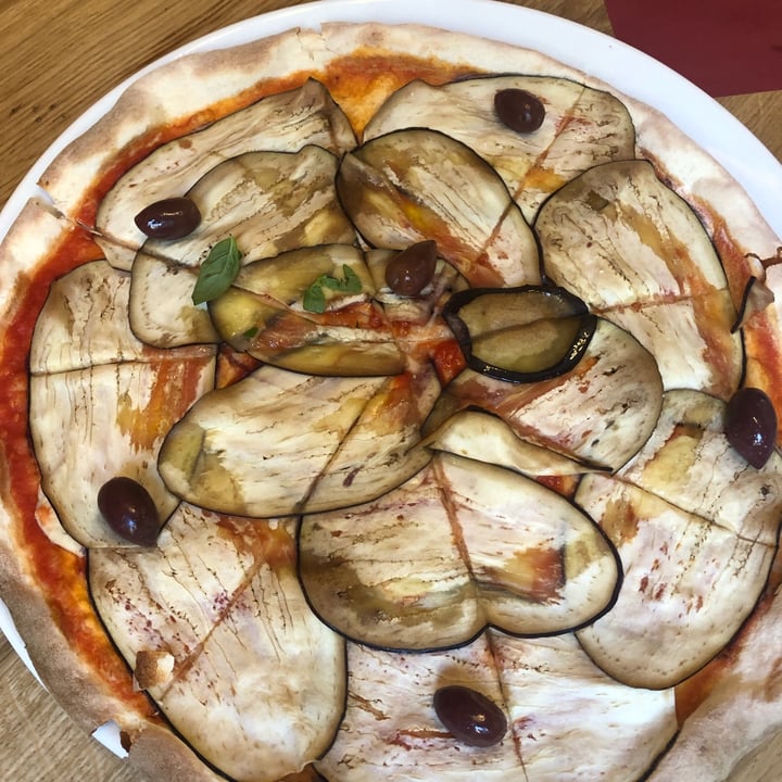 photo of Cagiada Milano Laghetto Pizza melanzane e olive con formaggio veg shared by @gmal on  16 Jul 2022 - review