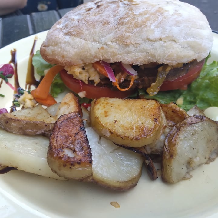 review photo of La Temeraria Chivito Vegano De Seitan En Pan Batta shared by @itayuarman on 31 Oct 2021 - review