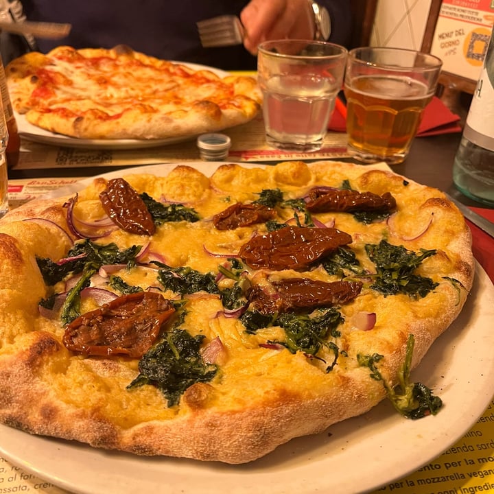 photo of ArVolo Ristorante Pizzeria Pizza con crema di cannellini, cicoria ripassata, cipolla di Tropea e pomodori secchi shared by @petramodirari on  21 Mar 2022 - review