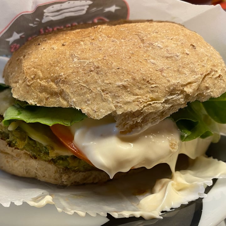 review photo of Pompeia's Burger Hmaburger de falavel vegano shared by @karingreco on 08 Dec 2022 - review