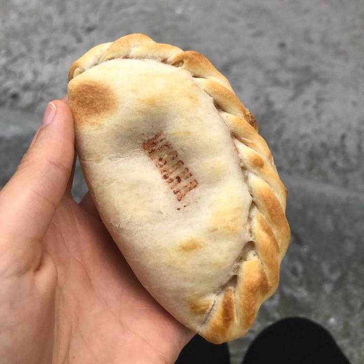 photo of CACHITO MÍO GOURMET empanada vegana shared by @iratihormaza on  28 Jul 2022 - review